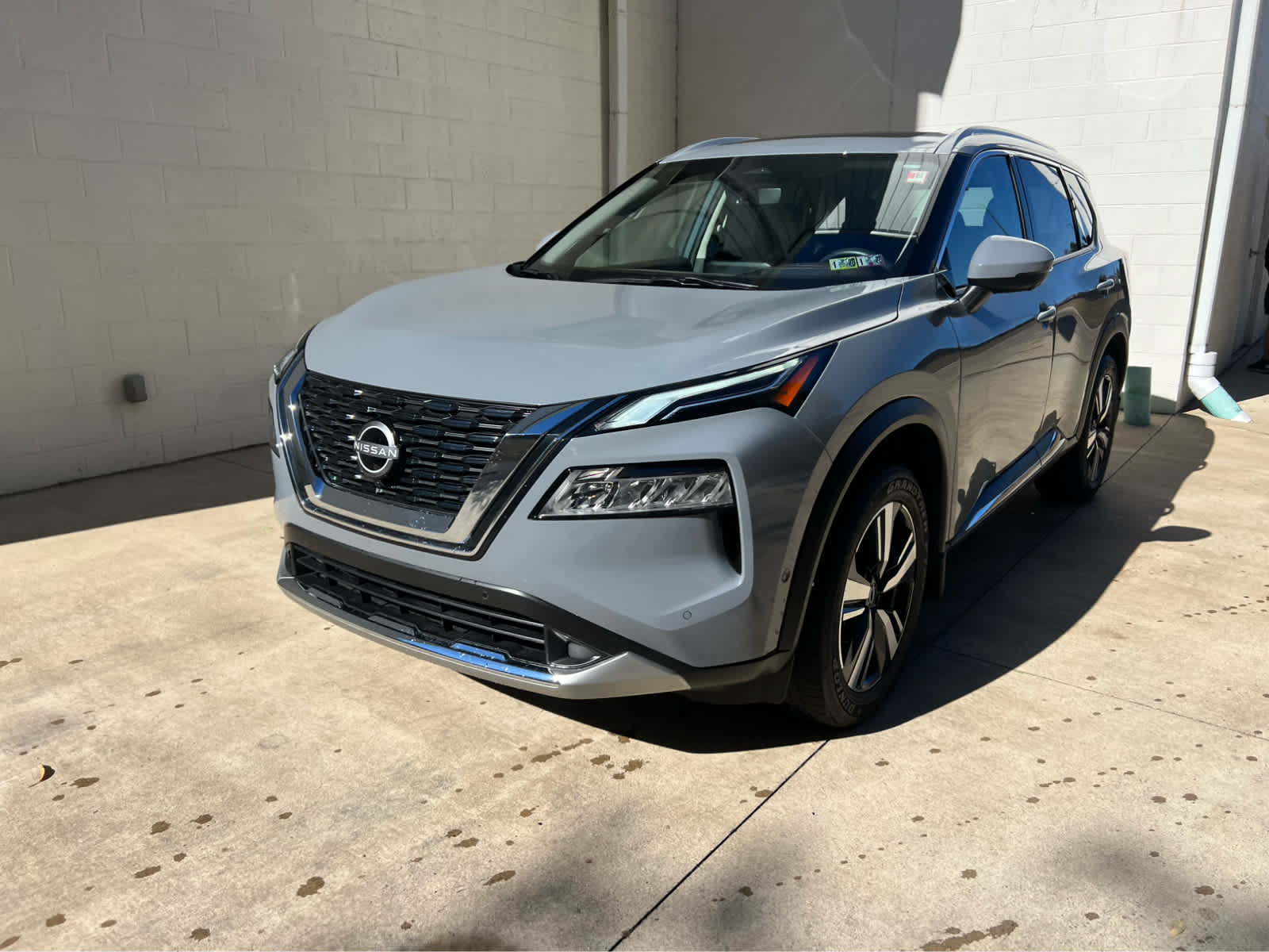 2023 Nissan Rogue Platinum photo 2