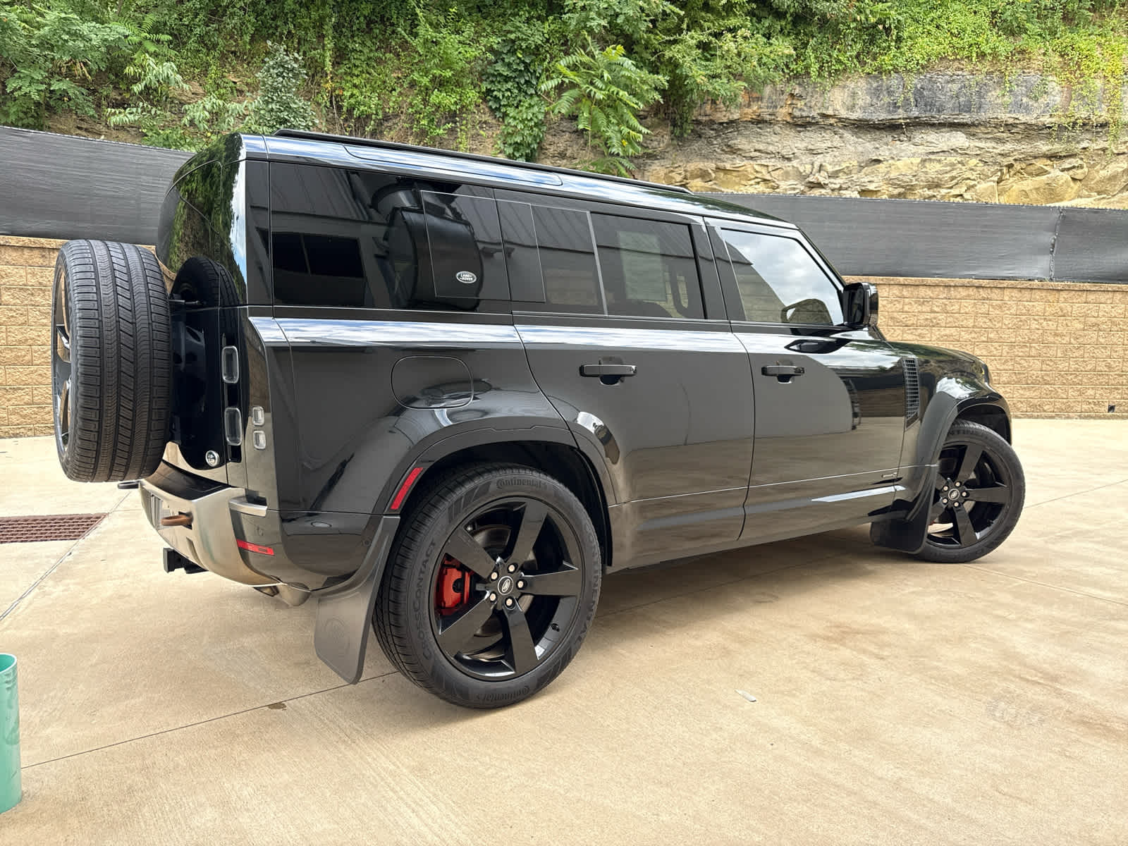 2023 Land Rover Defender 110 photo 3