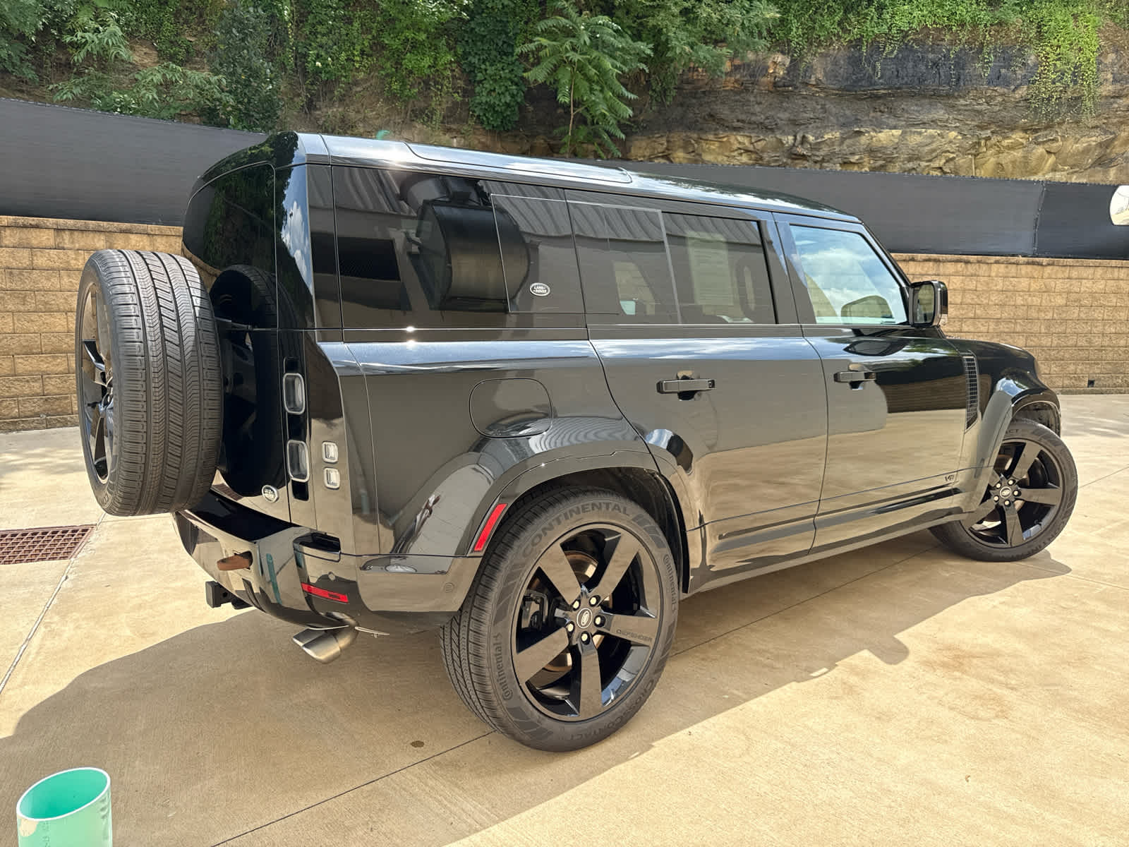 2023 Land Rover Defender 110 photo 3