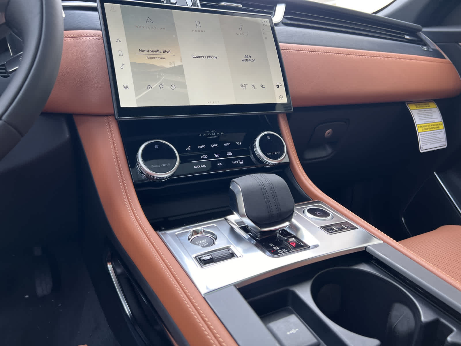 2025 Jaguar F-PACE R-Dynamic S - Photo 8