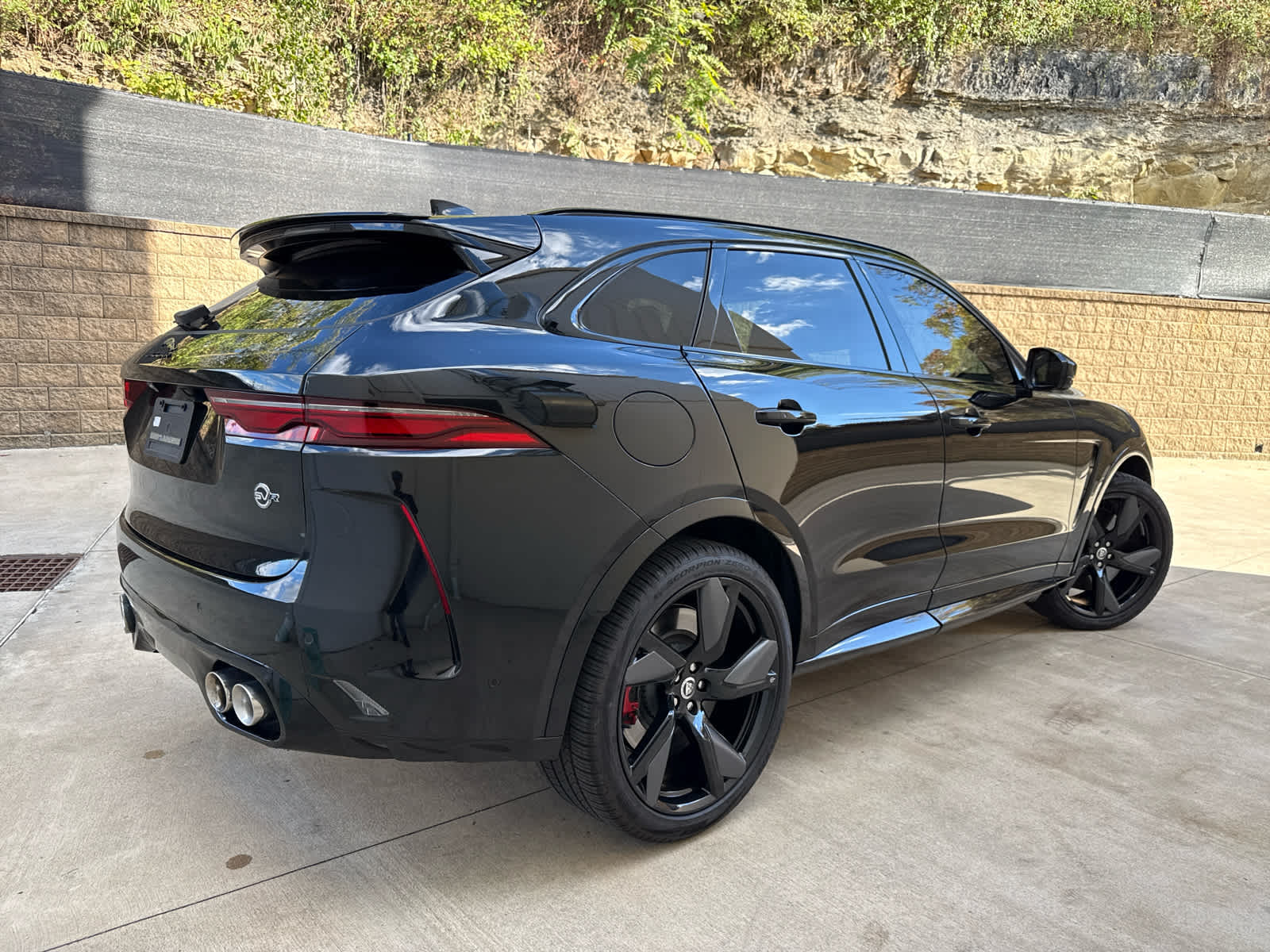 2025 Jaguar F-PACE SVR photo 3