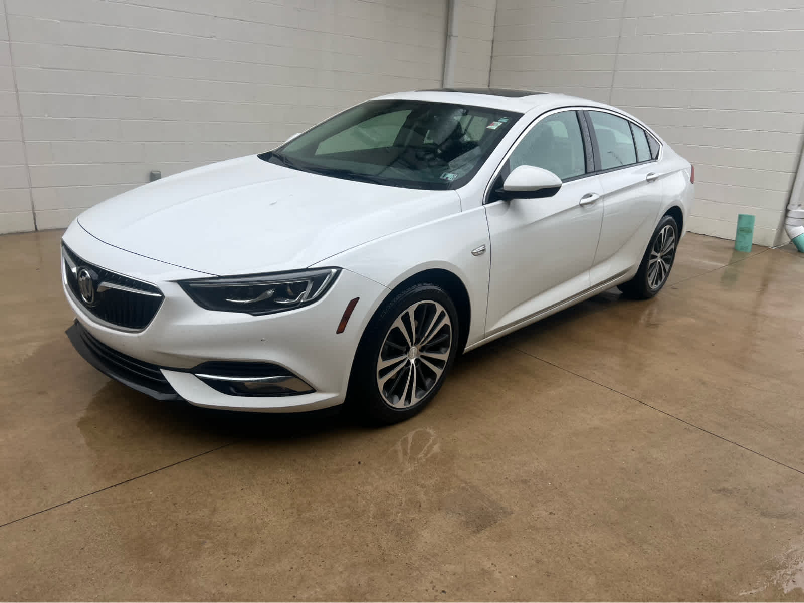 2019 Buick Regal Sportback Essence photo 2