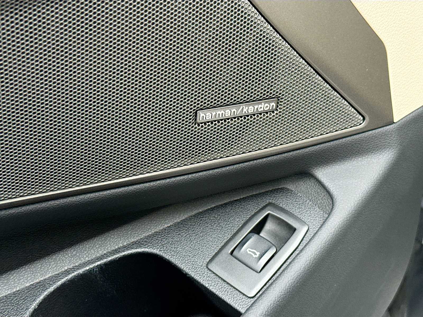 2025 BMW 3 Series 330i - Photo 18