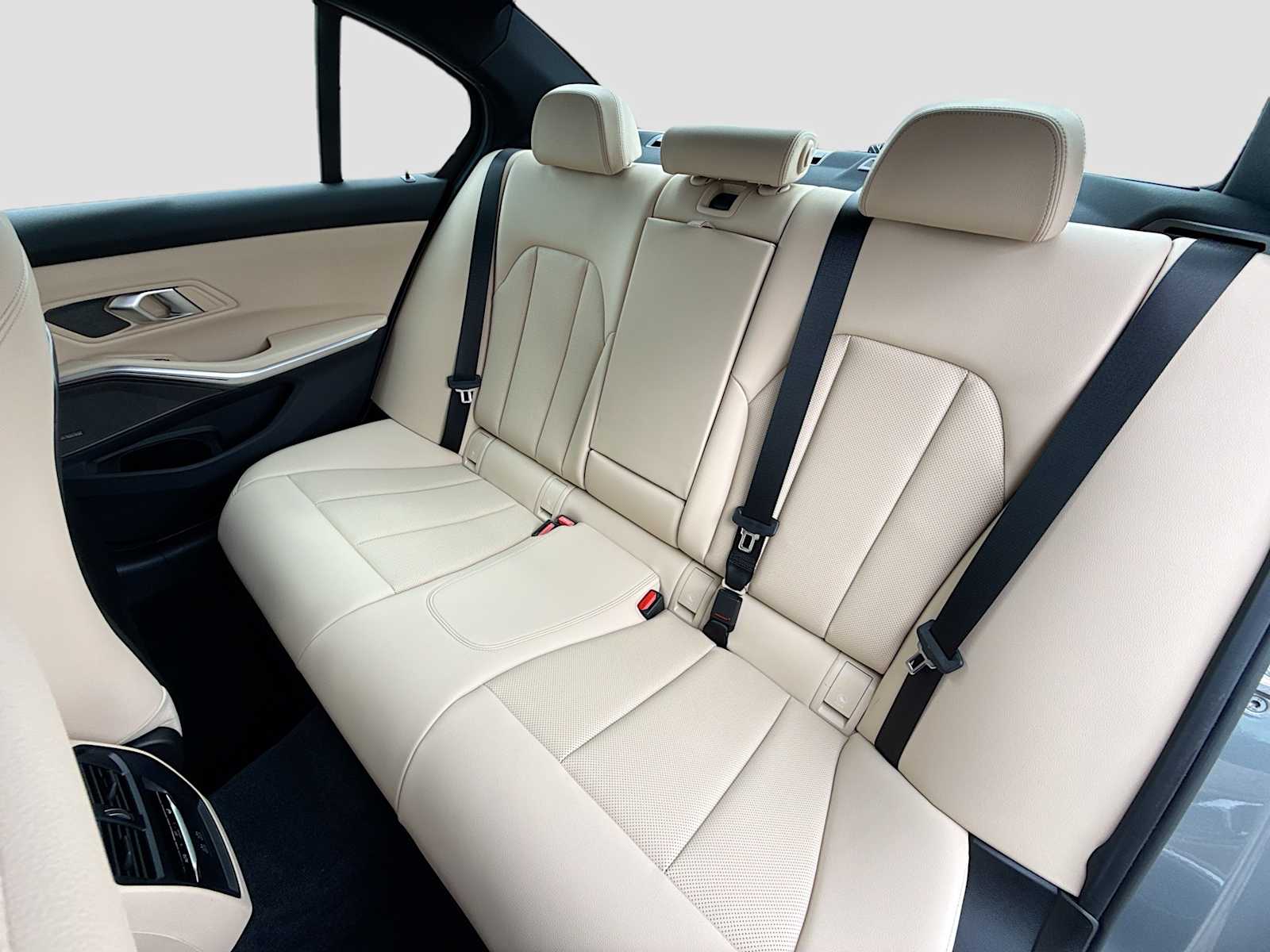 2025 BMW 3 Series 330i - Photo 17