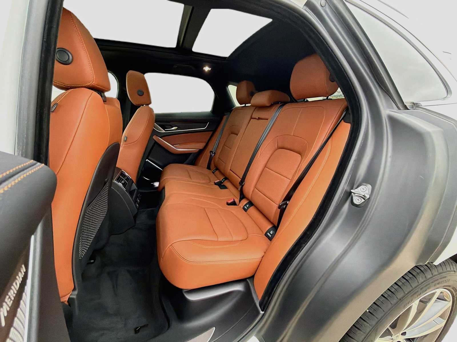 2025 Jaguar F-PACE R-Dynamic S - Photo 17