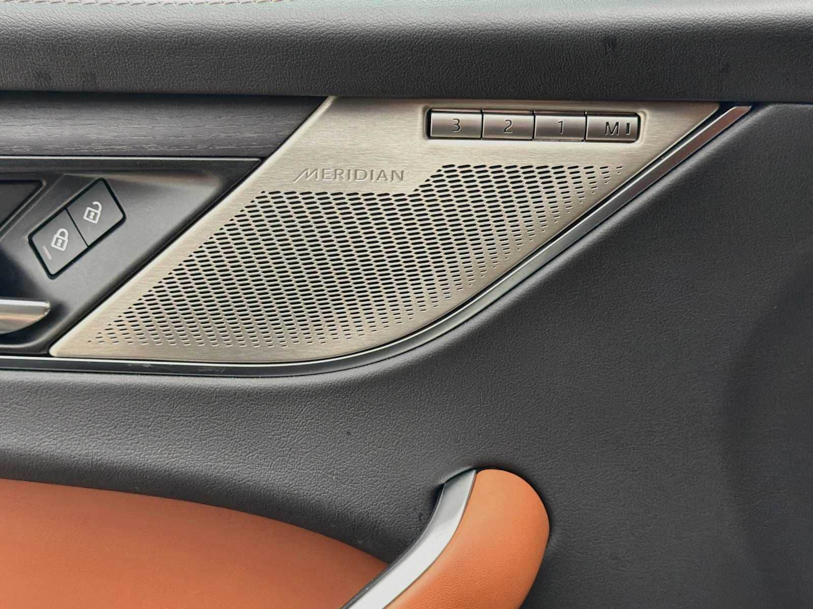 2025 Jaguar F-PACE R-Dynamic S - Photo 18