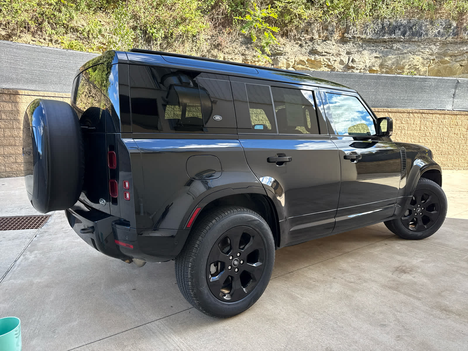 2023 Land Rover Defender 110 X-Dynamic SE photo 3