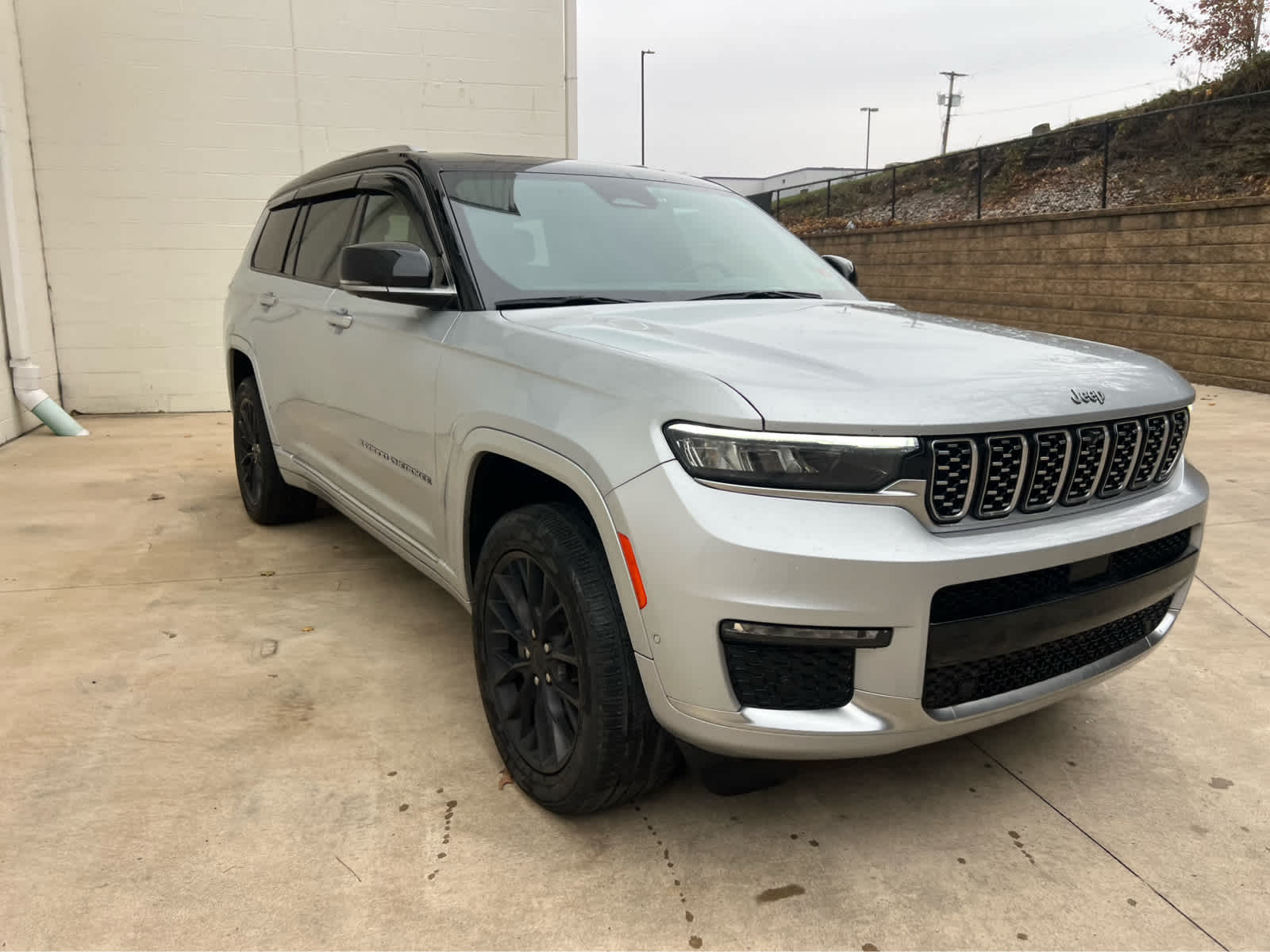 2022 Jeep Cherokee L Summit photo 2
