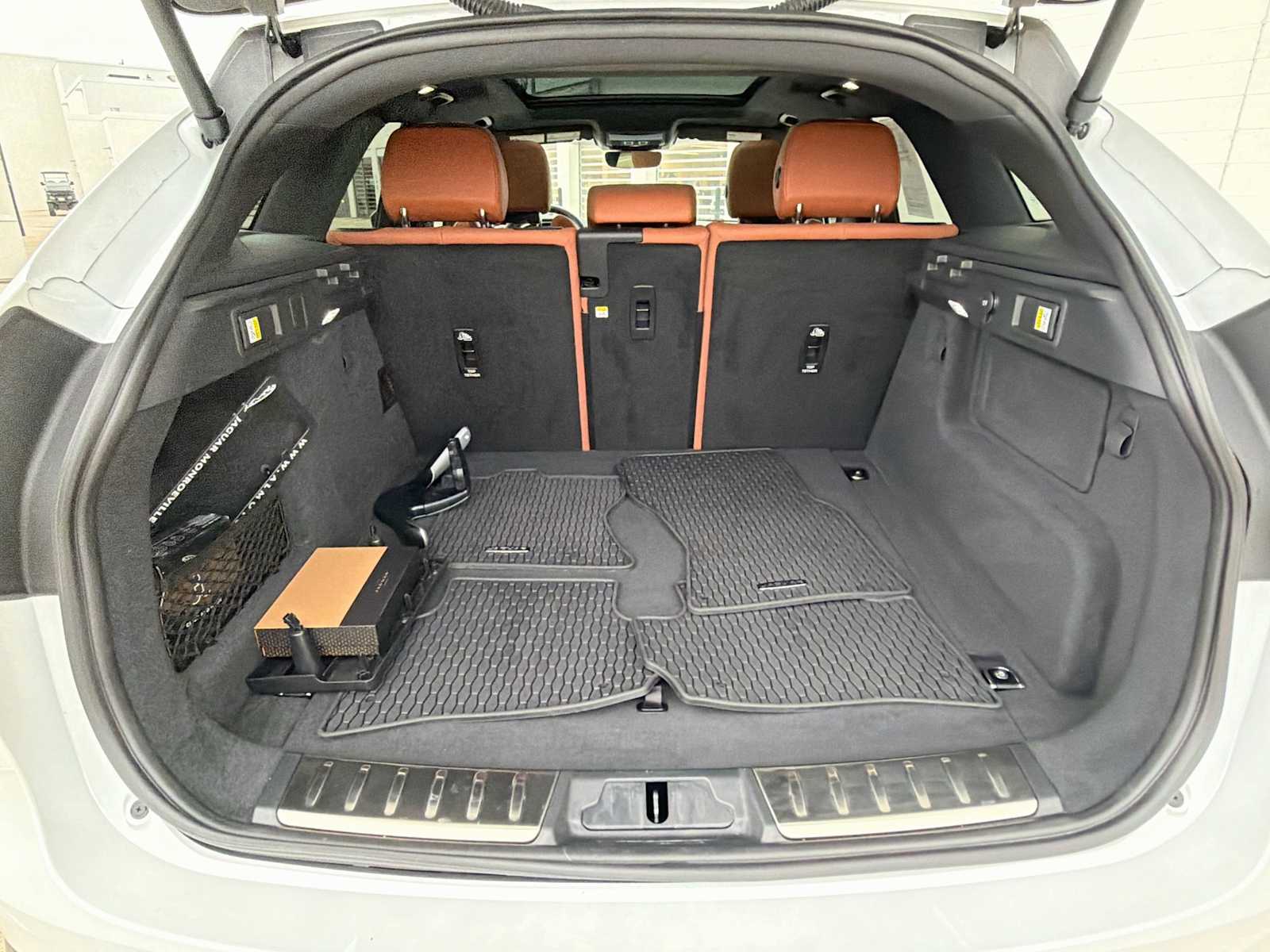 2025 Jaguar F-PACE R-Dynamic S - Photo 20