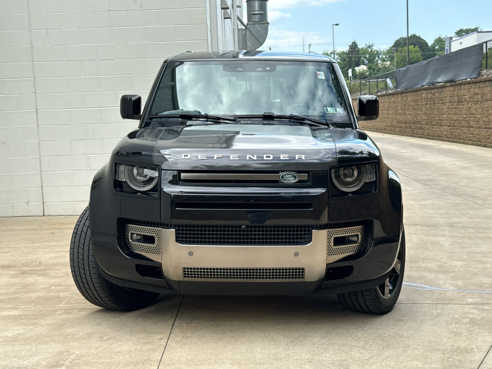 2023 Land Rover Defender 110 photo 2