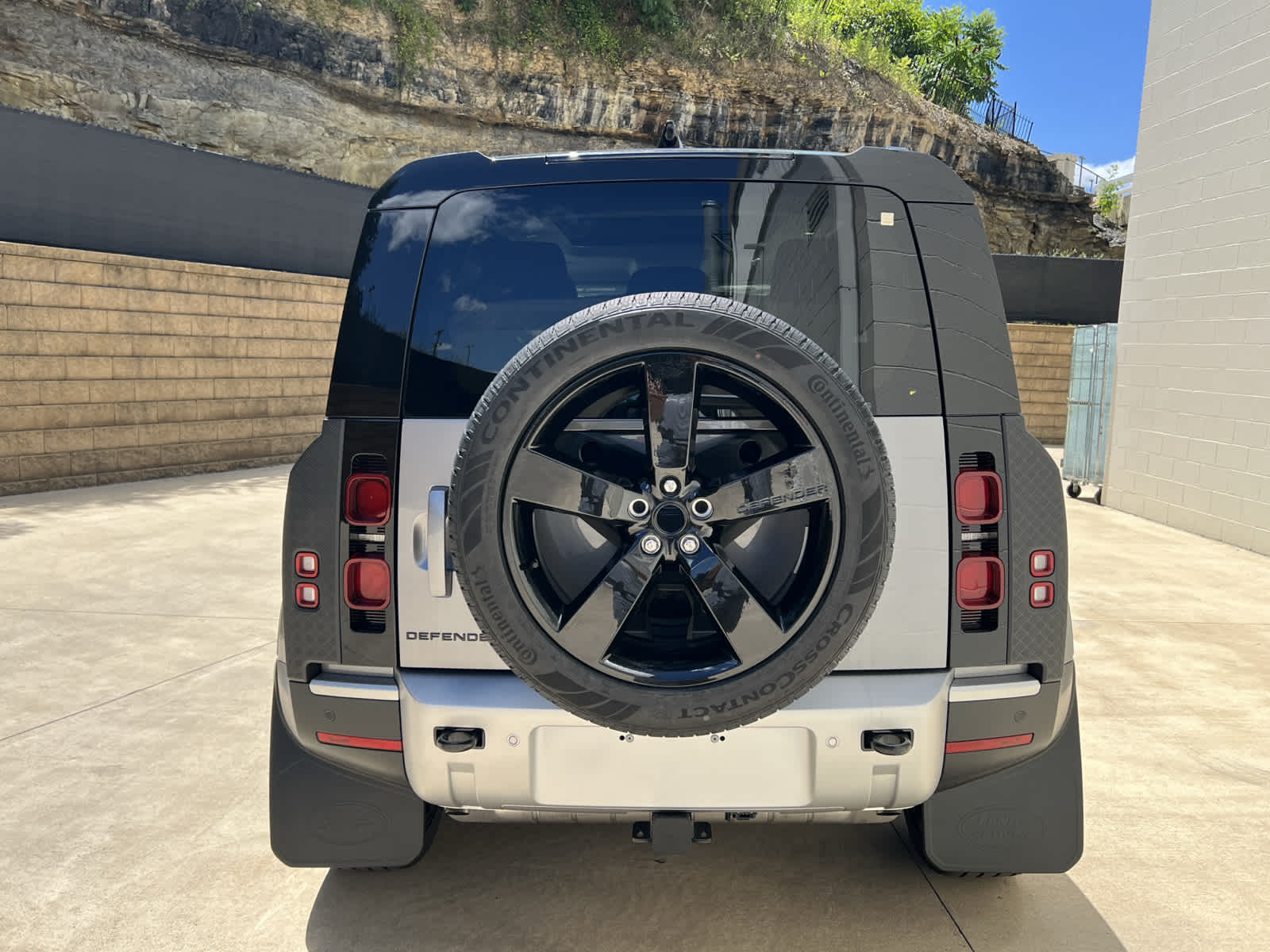 2024 Land Rover Defender 90 S photo 3