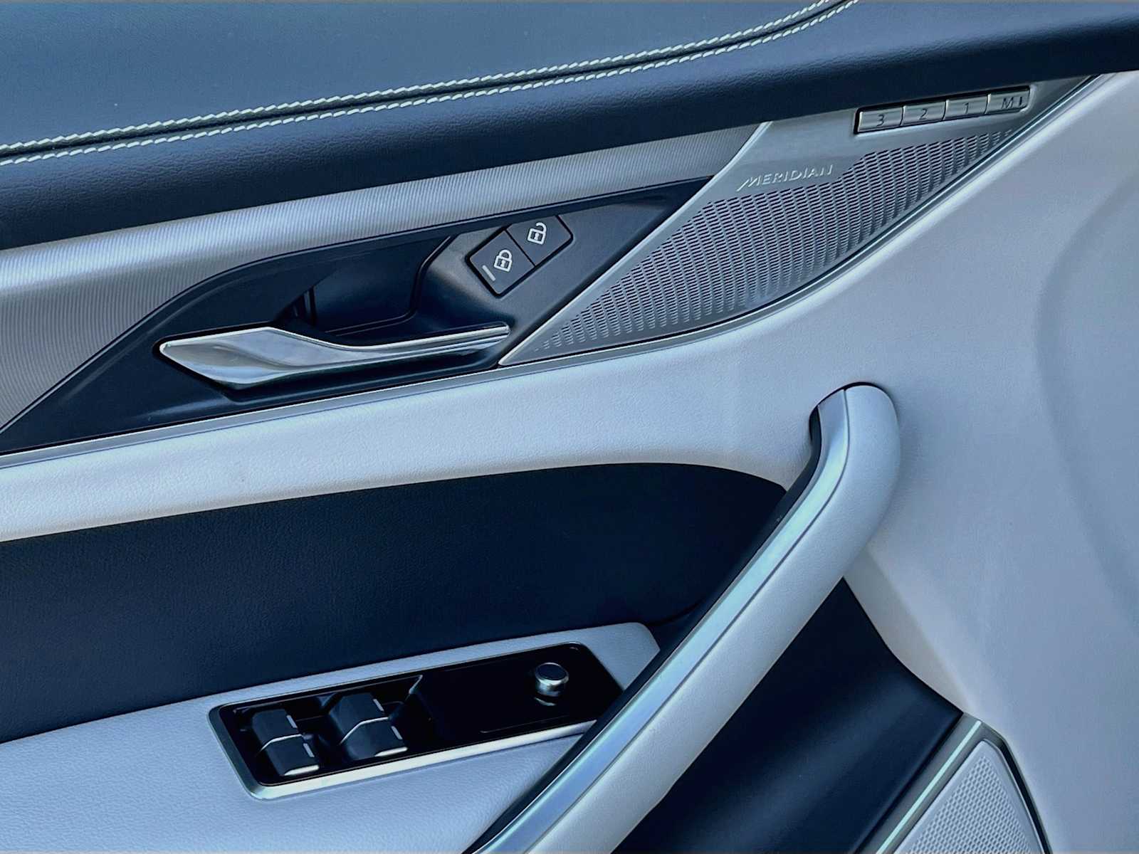 2026 Jaguar F-Pace R-Dynamic S - Photo 13