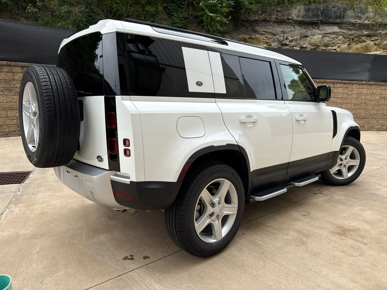 2023 Land Rover Defender 110 photo 3