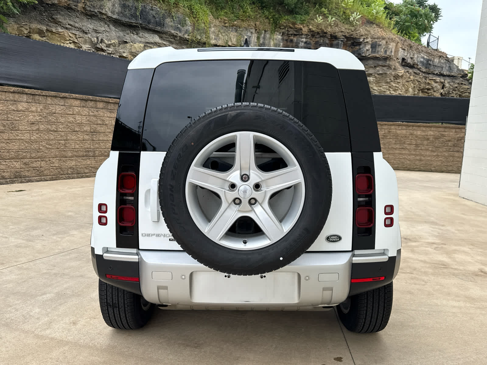 2023 Land Rover Defender 110 photo 4