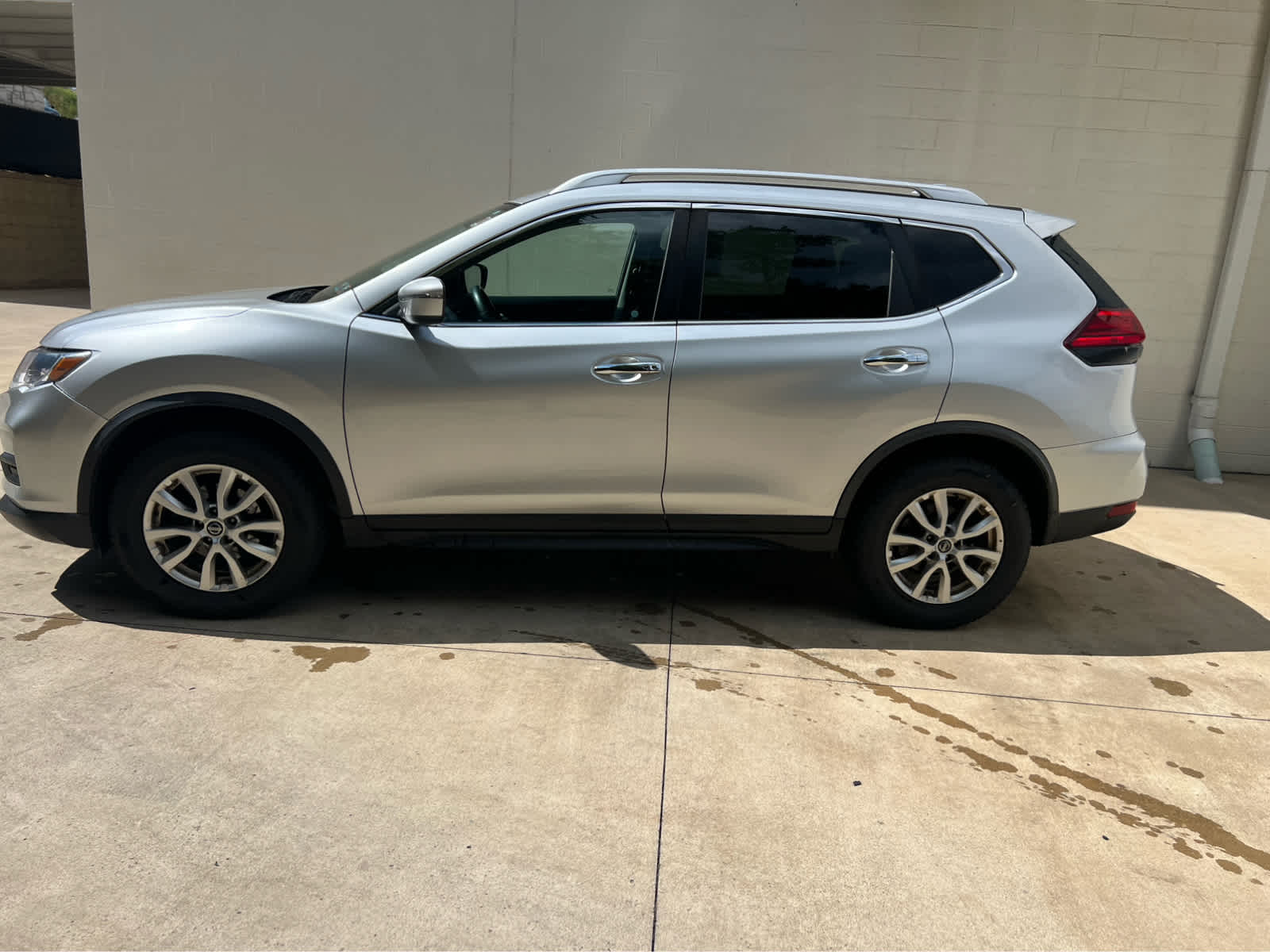 2017 Nissan Rogue SV photo 3