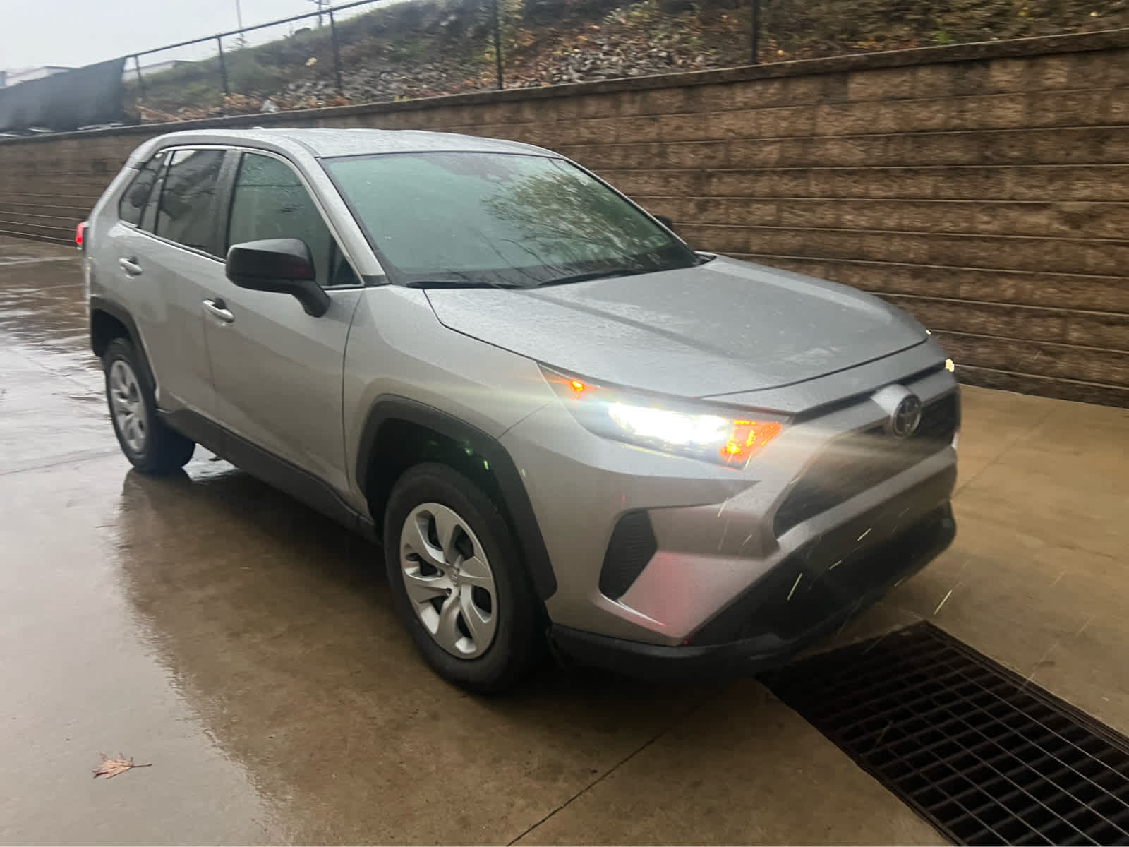 2022 Toyota RAV4 LE photo 3