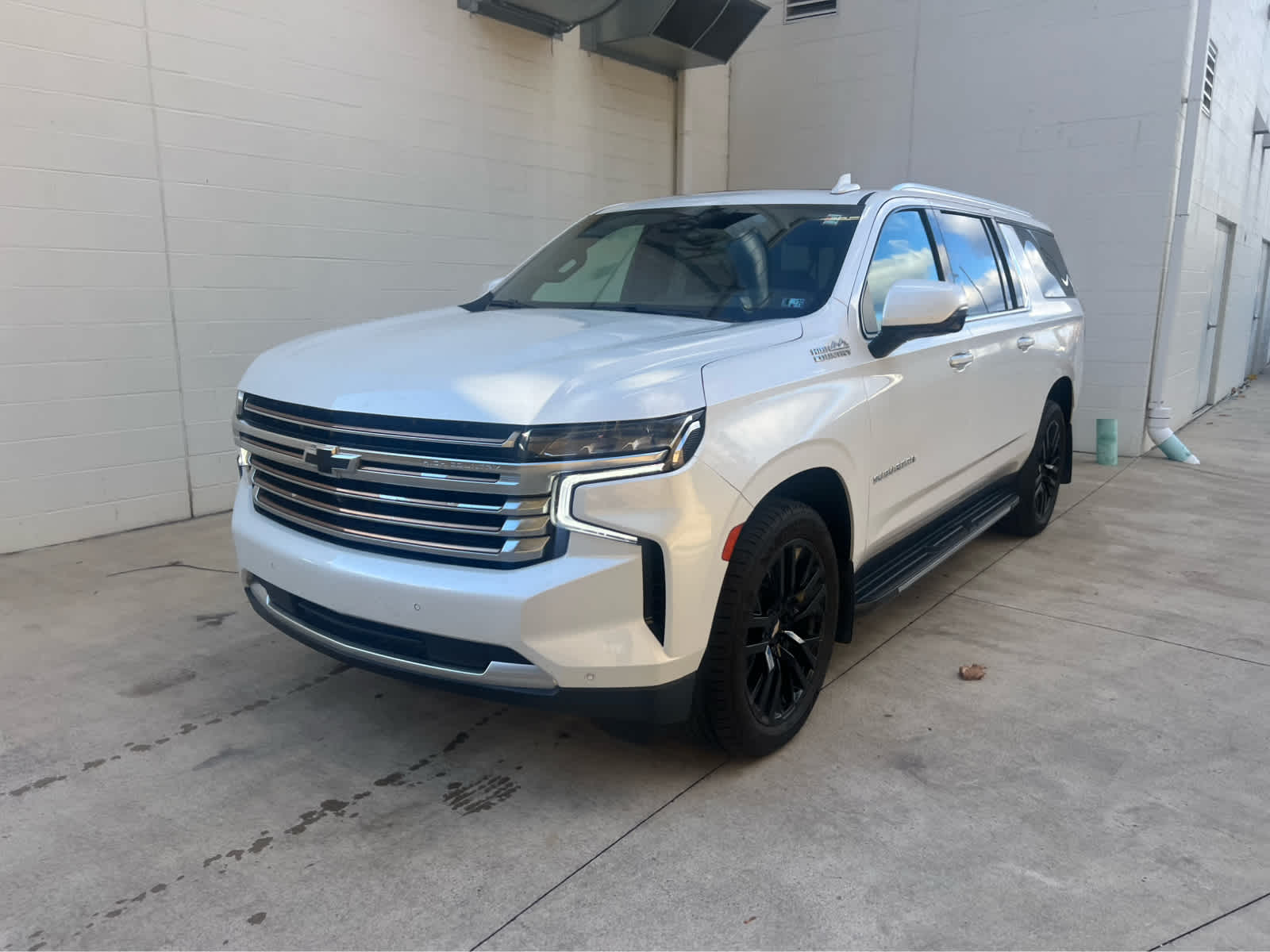 2023 Chevrolet Suburban High Country photo 3