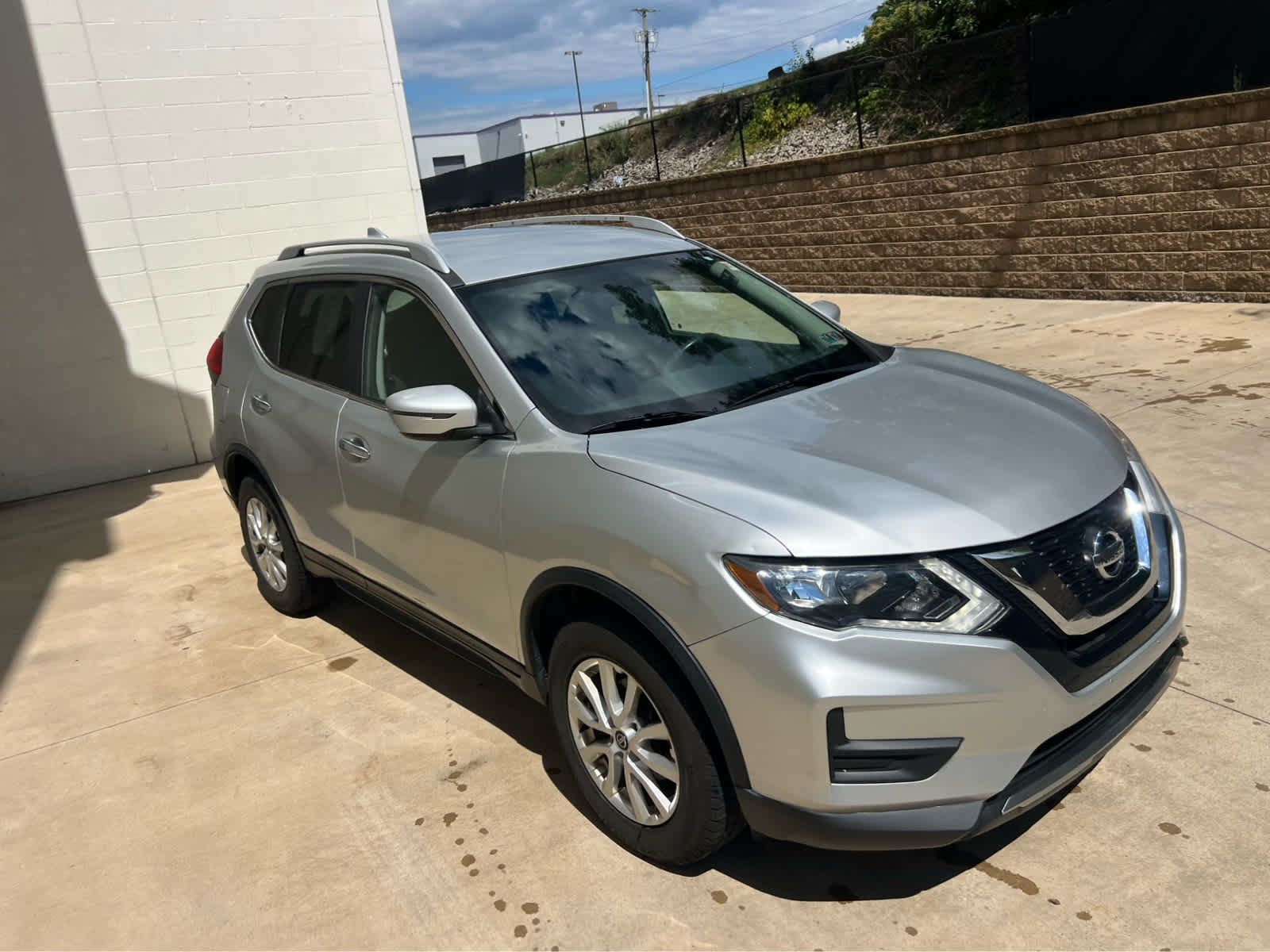 2017 Nissan Rogue SV photo 4
