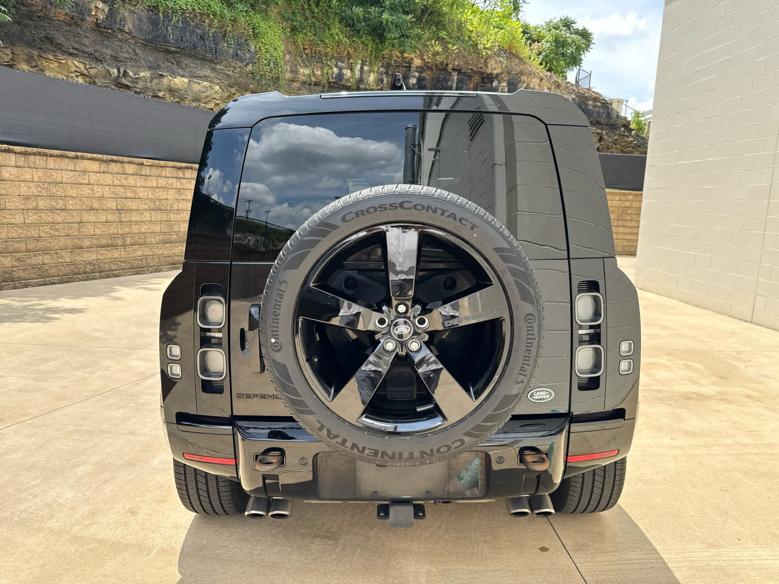 2023 Land Rover Defender 110 photo 4