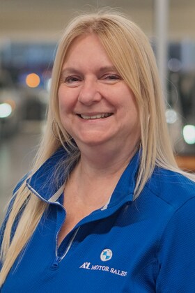 Staff member Lauren Santoro from ID_13356ad78ea2