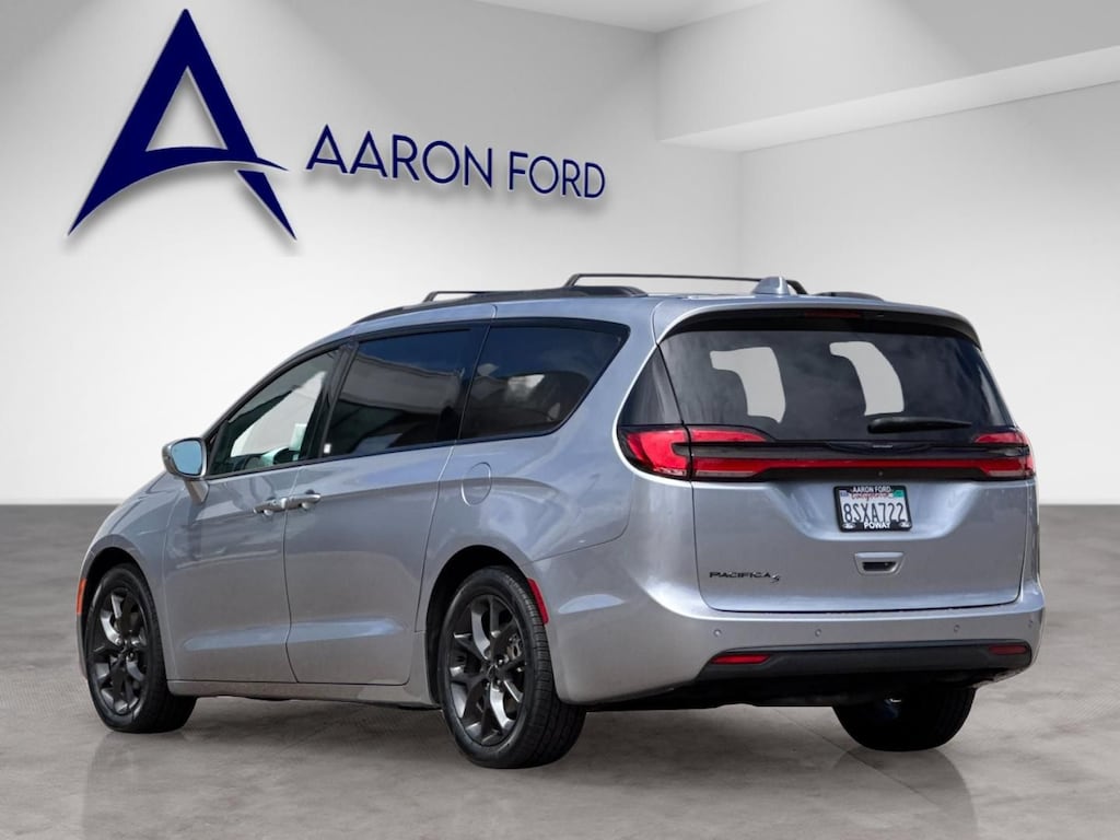 Used 2021 Chrysler Pacifica Touring Minivan/Van