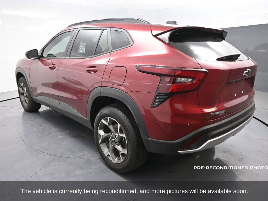 2025 Chevrolet Trax LT photo 2