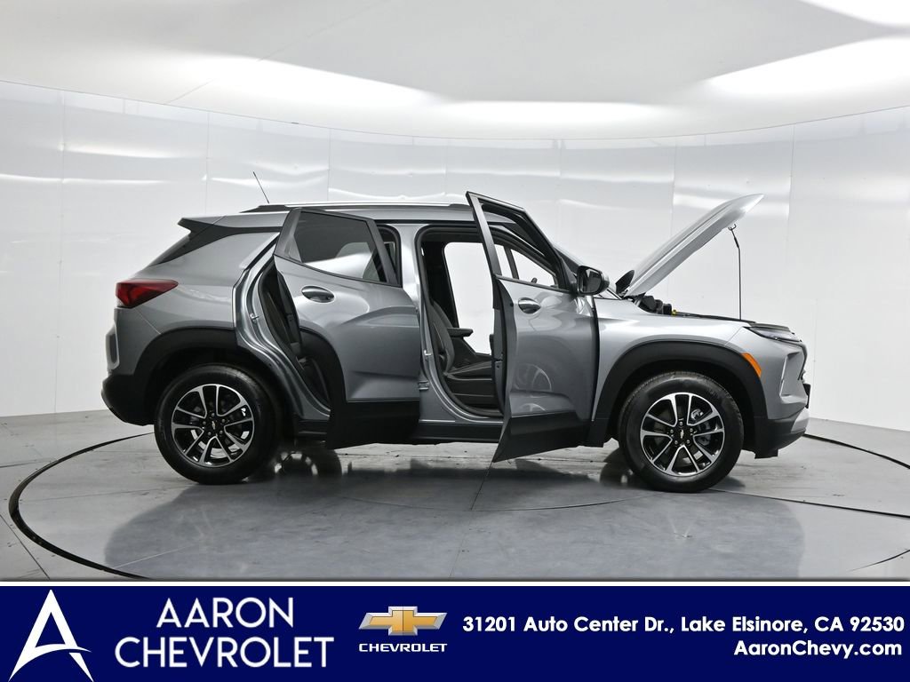 2025 Chevrolet Trailblazer LT photo 2