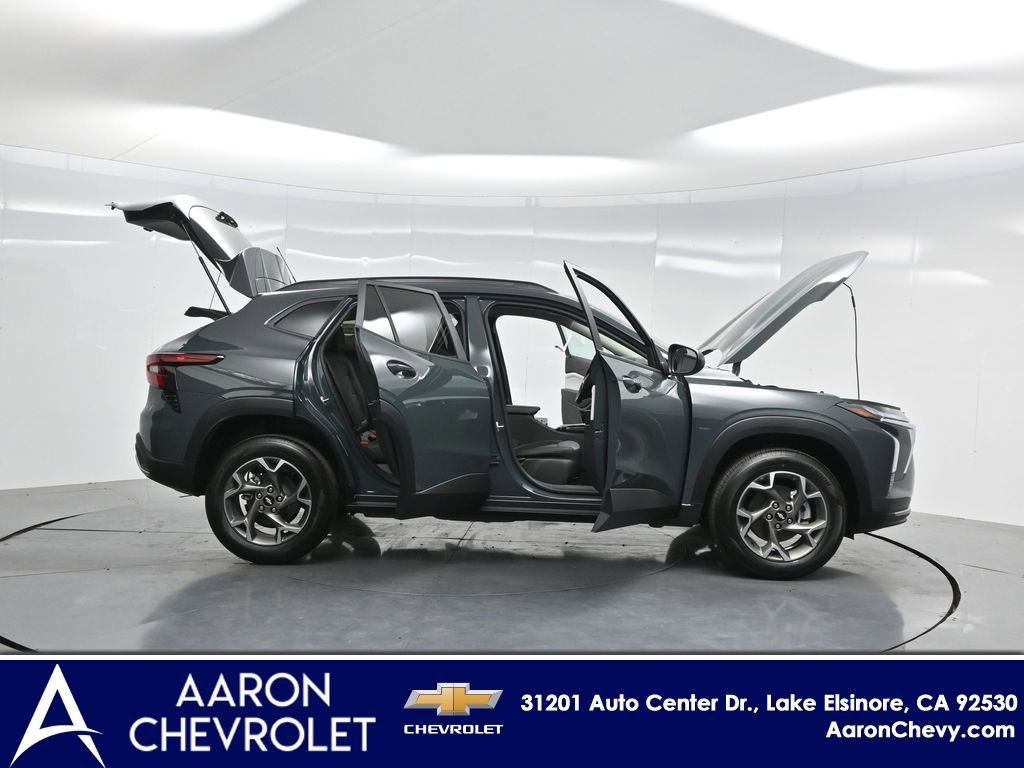 2025 Chevrolet Trax LT photo 2