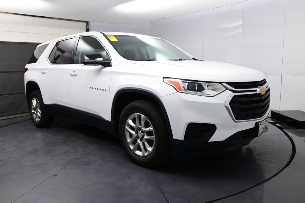 2021 Chevrolet Traverse LS w/1LS photo 2