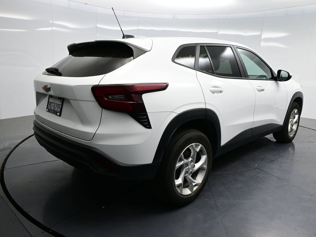 2024 Chevrolet Trax LS photo 2