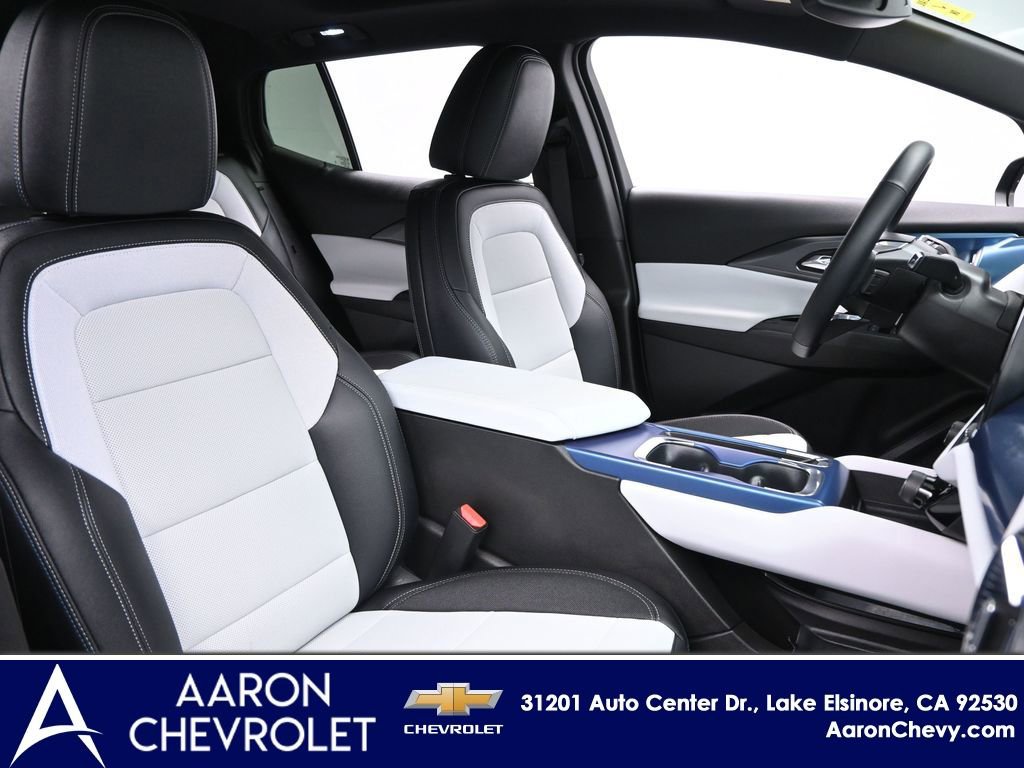 2025 Chevrolet Equinox EV LT photo 3