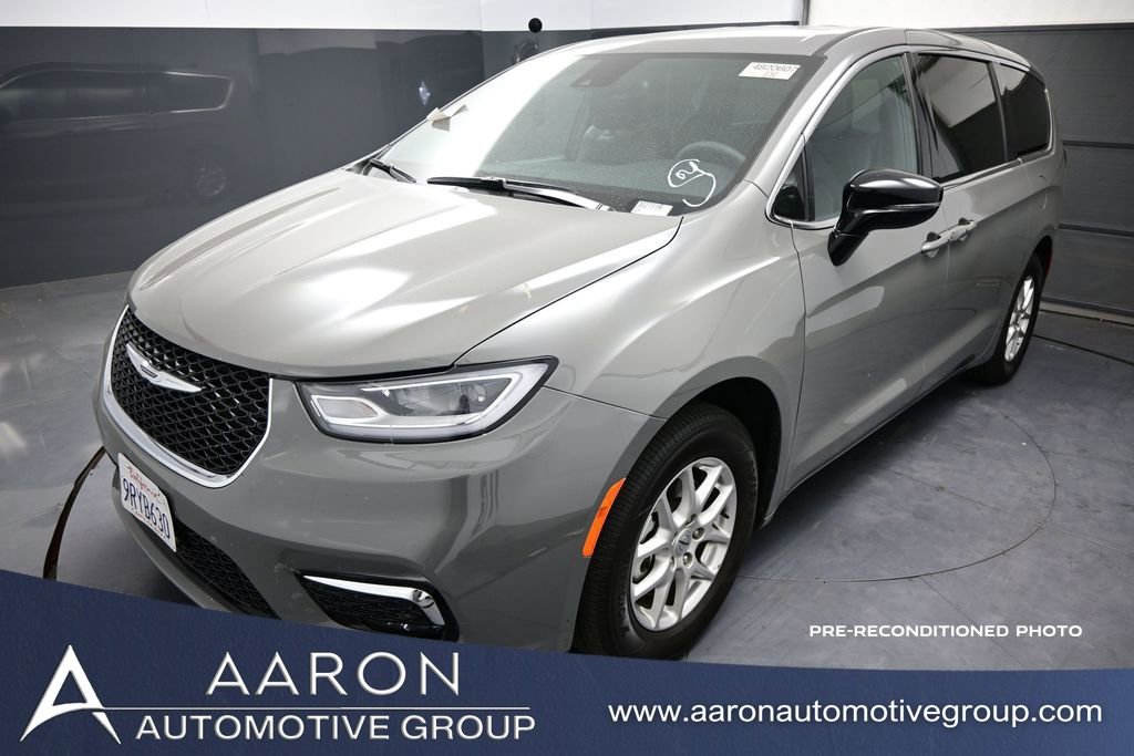 2025 Chrysler Pacifica Select's photo