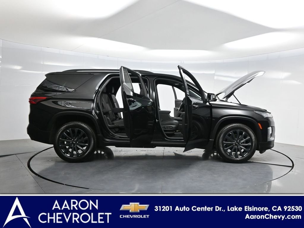 2023 Chevrolet Traverse RS photo 2