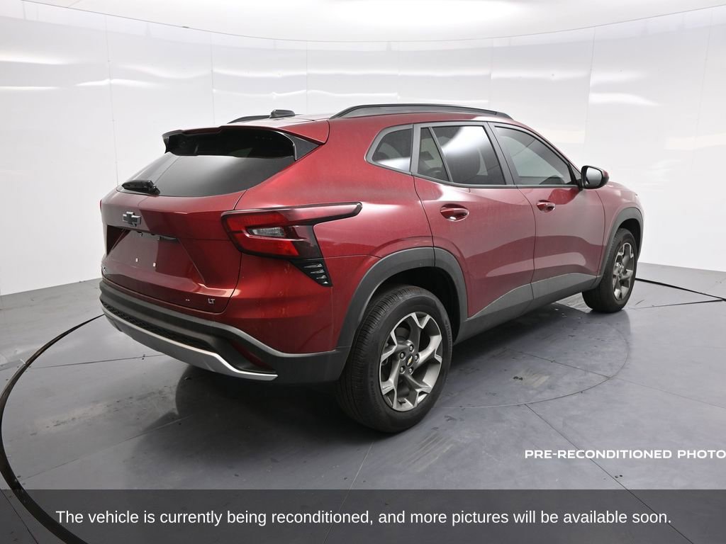 2025 Chevrolet Trax LT photo 2