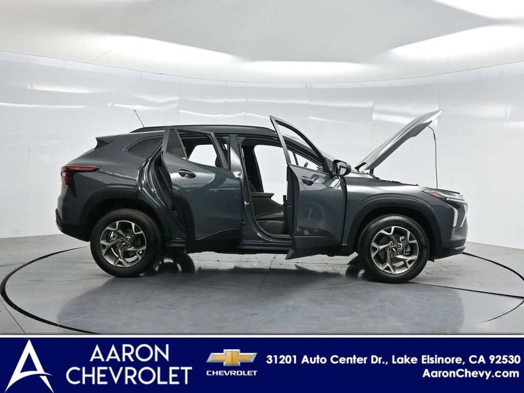 2025 Chevrolet Trax LT photo 2