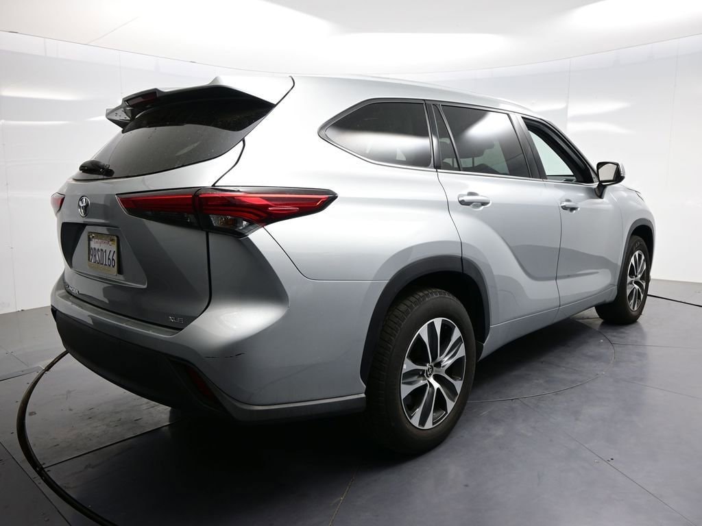 2022 Toyota Highlander XLE photo 3