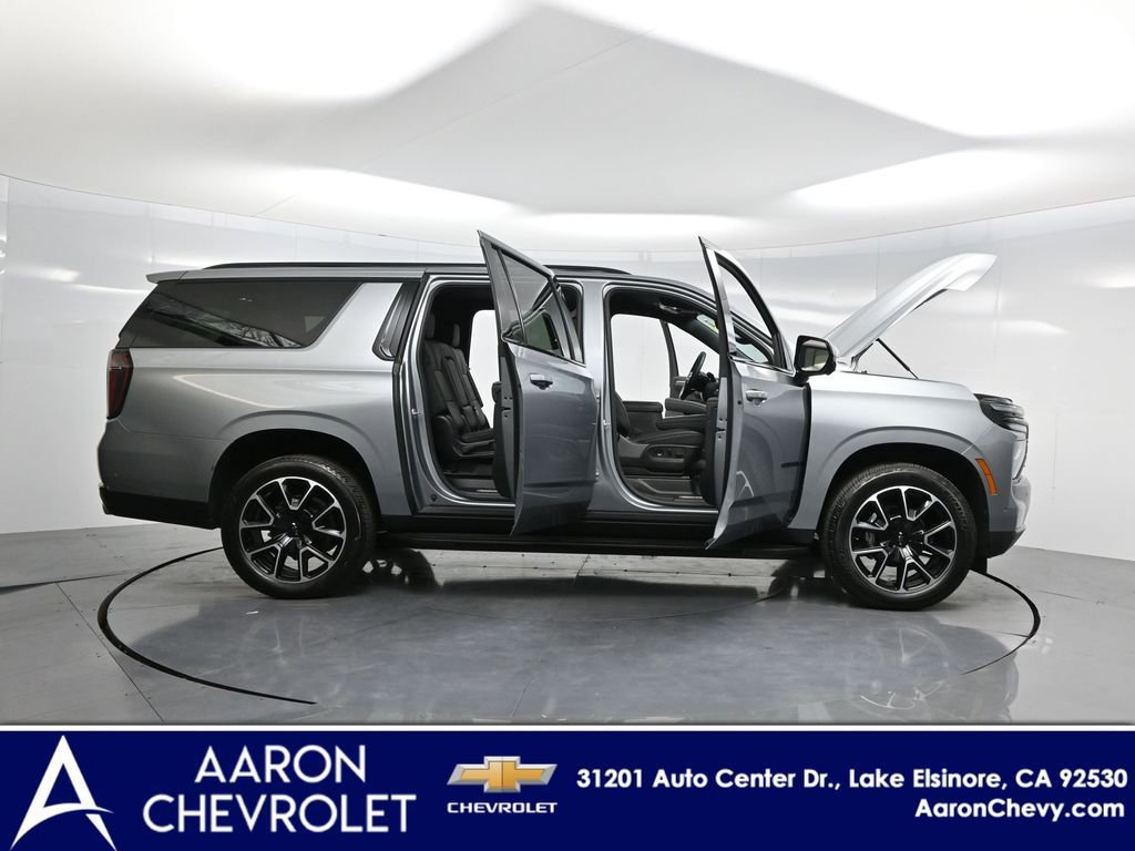 2025 Chevrolet Suburban RST photo 2
