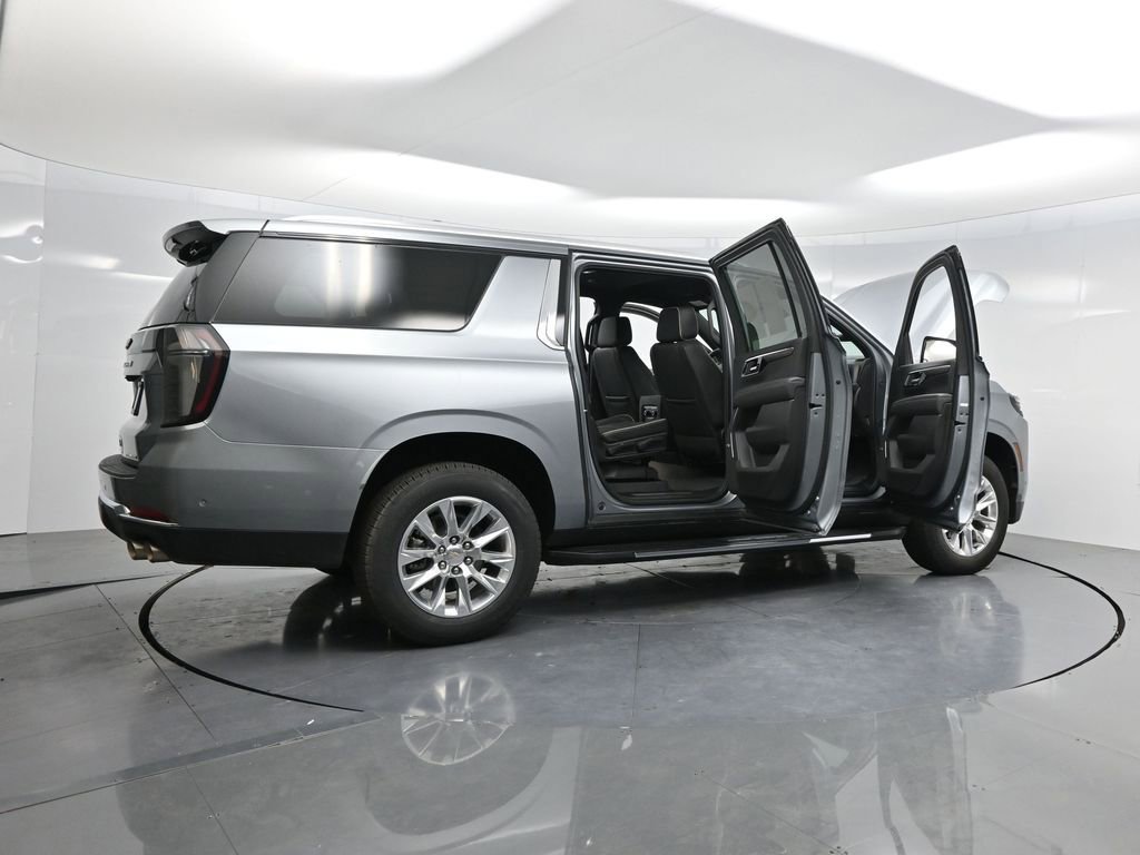 2025 Chevrolet Suburban Premier photo 2