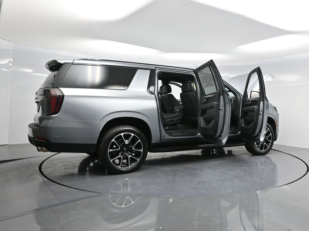 2025 Chevrolet Suburban RST photo 2