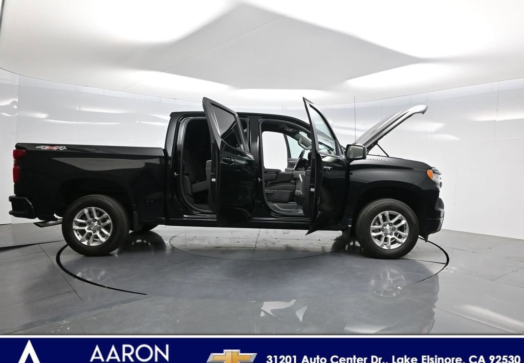 2024 Chevrolet Silverado 1500 RST photo 2