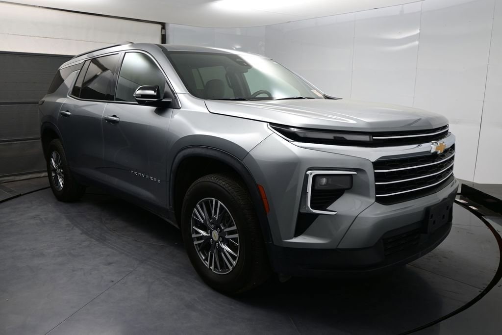 2025 Chevrolet Traverse LT photo 2