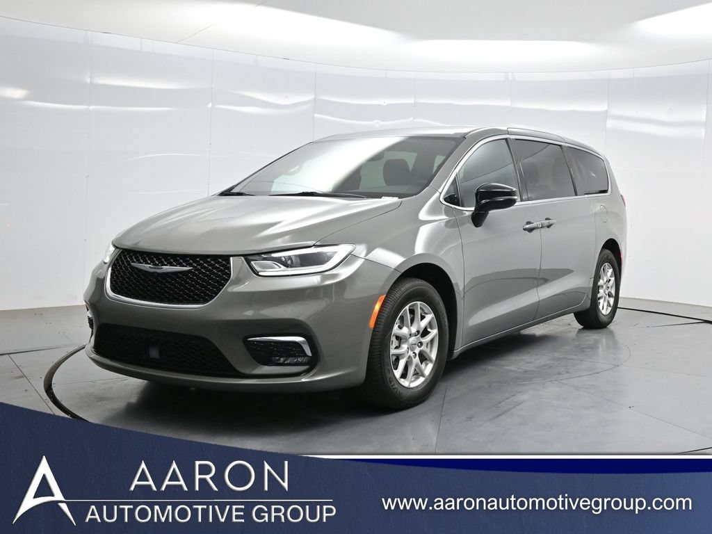 2025 Chrysler Pacifica Select's photo