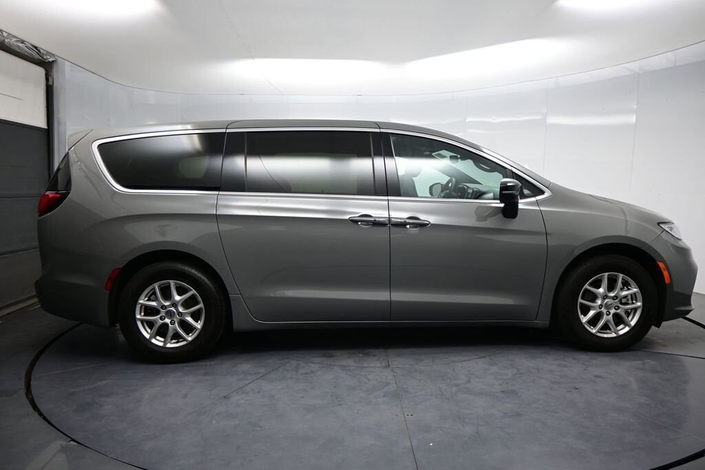 Used 2025 Chrysler Pacifica Select Van Passenger Van