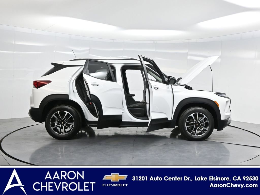 2025 Chevrolet Trailblazer LT photo 2