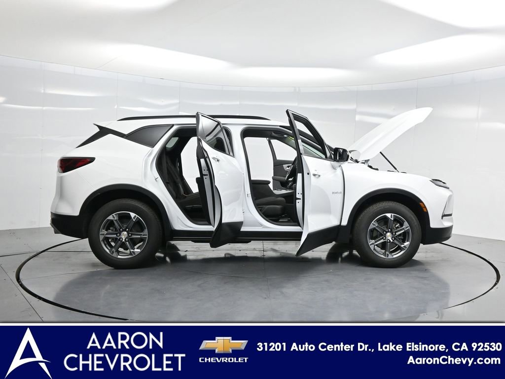 2025 Chevrolet Blazer LT w/2LT photo 2