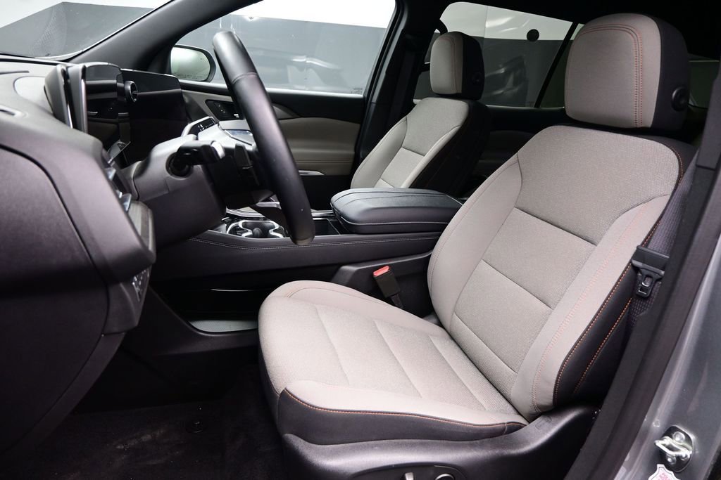 2025 Chevrolet Traverse LT photo 6