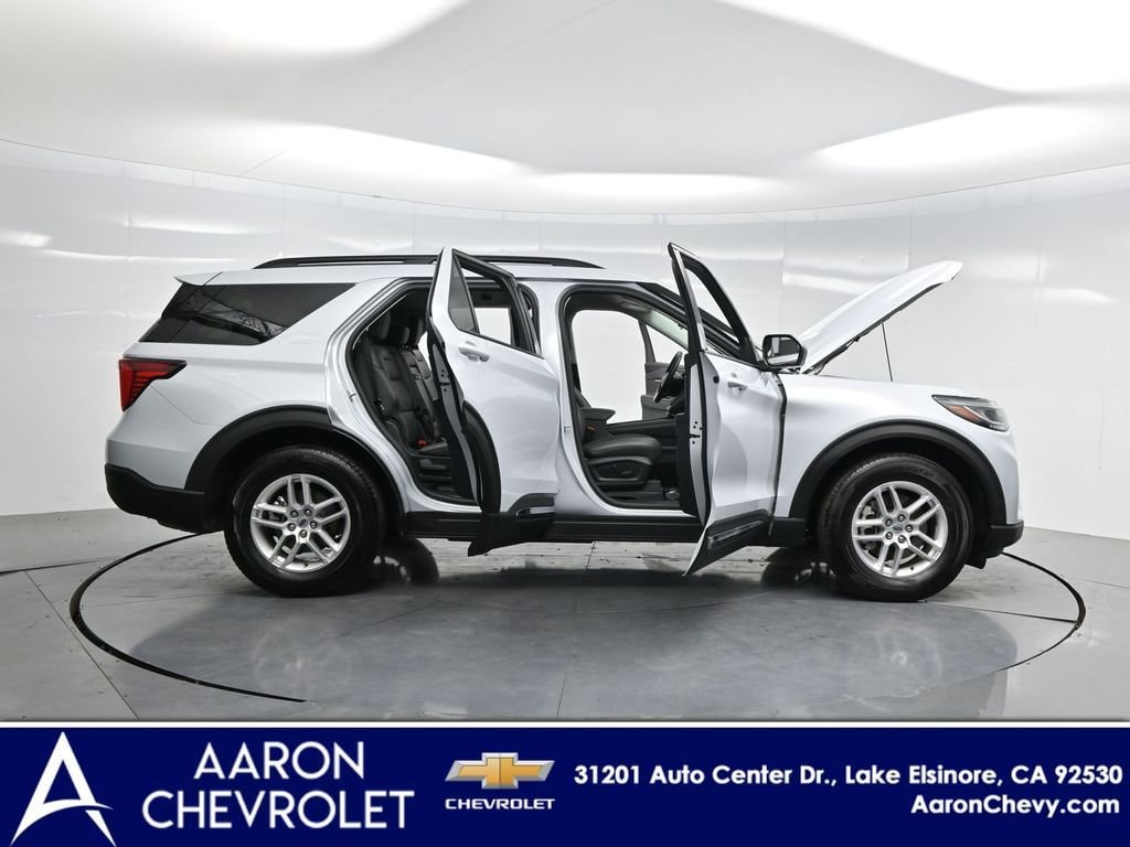 2025 Ford Explorer Active photo 2