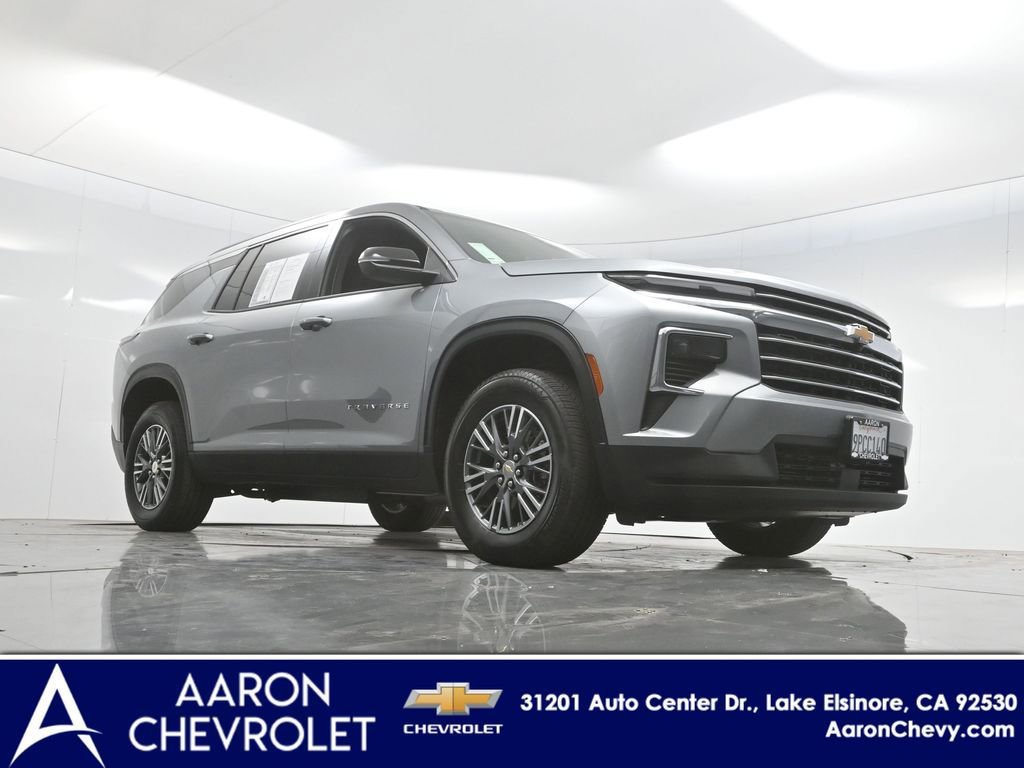 2025 Chevrolet Traverse photo 2