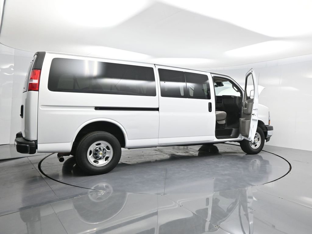 2024 Chevrolet Express 3500 LT Passenger Van photo 4