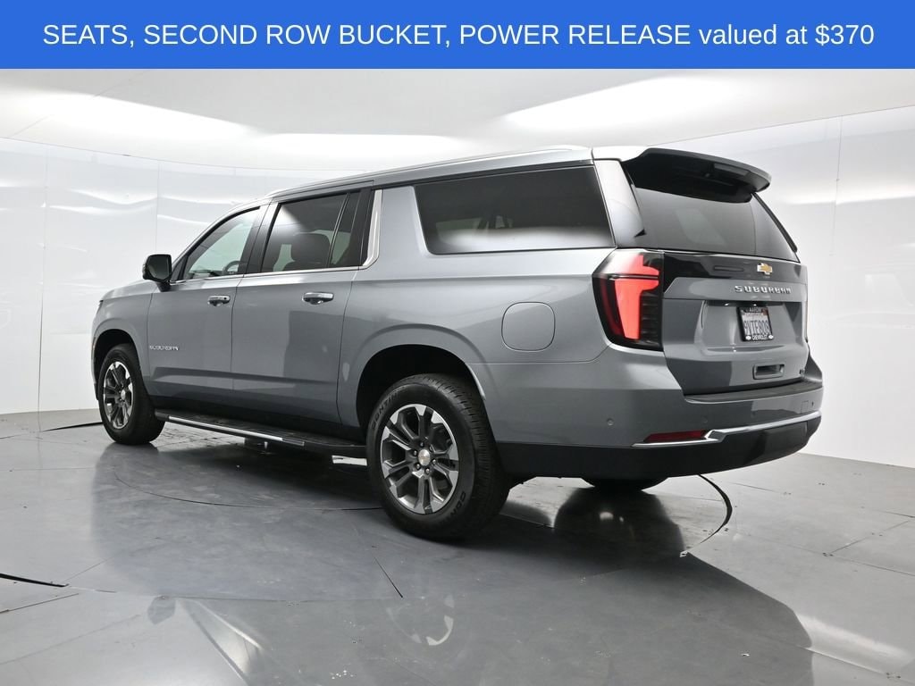 2025 Chevrolet Suburban LT photo 4